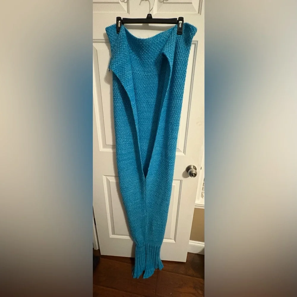 Cozy Blue Knit Mermaid‎ Tail Blanket